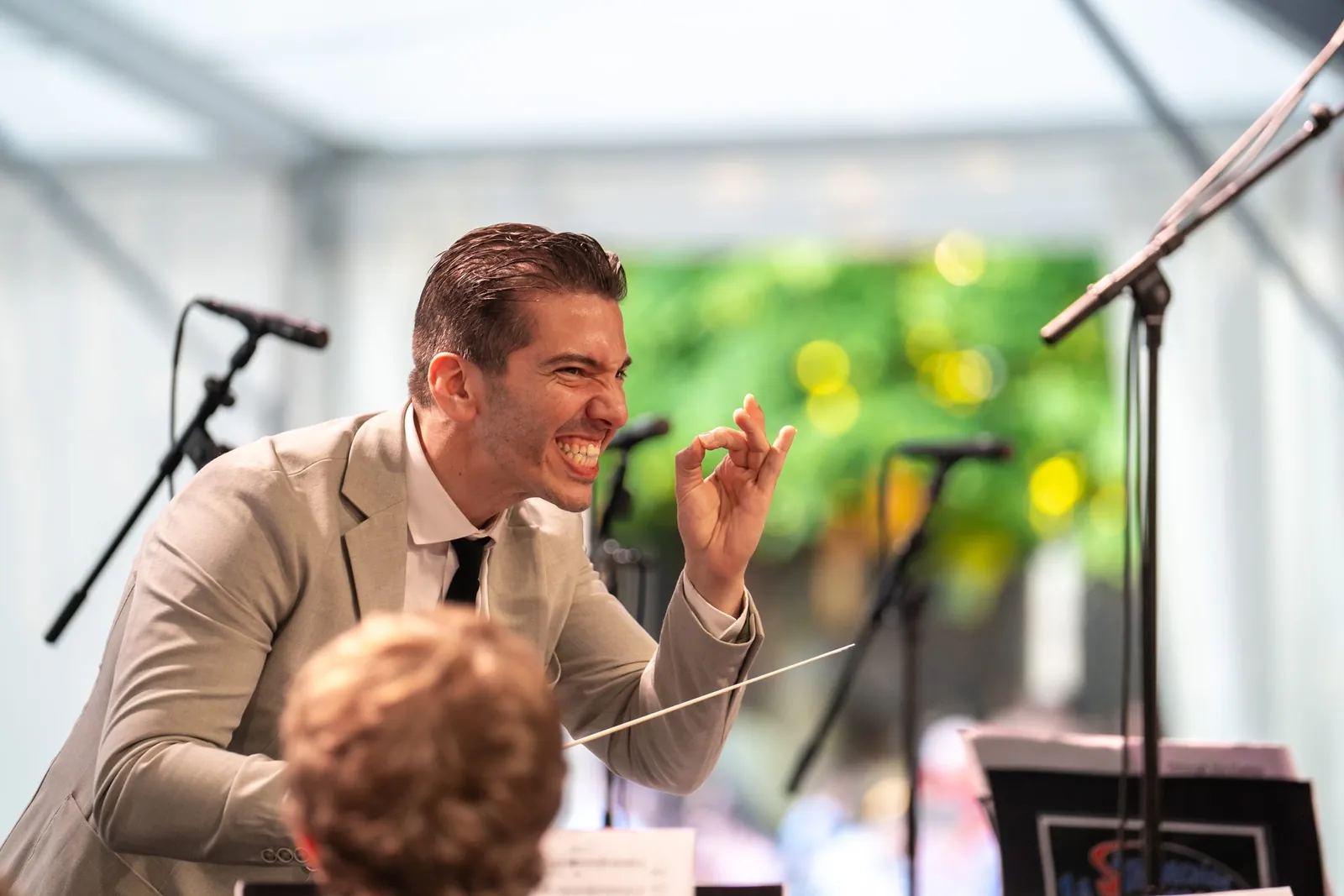 Le directeur de L’Élite de Cressier, tout sourire, dirige le concert de gala sous la cantine